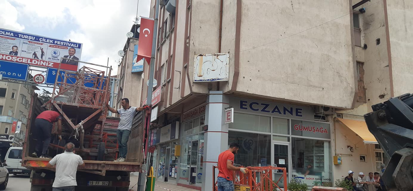 40 YILLIK BİNANIN DIŞ CEPHESİ BOYANIYOR